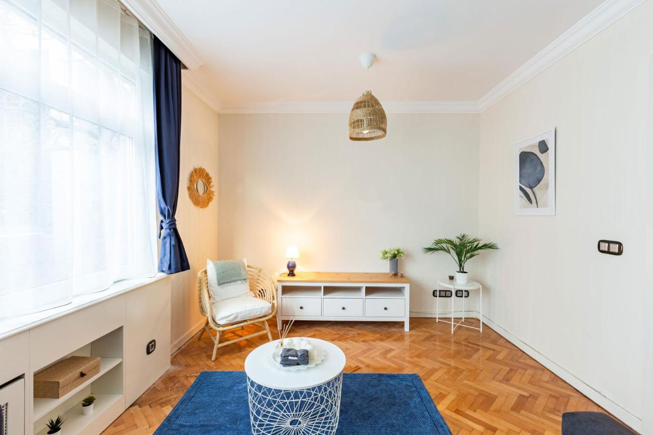 Flat With Excellent Location In Tesvikiye, Sisli Apartman Isztambul Kültér fotó
